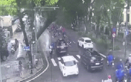 Camera ghi lại khoảnh khắc cây xanh bật gốc, đè trúng ô tô tại ngã tư Hà Nội vào sáng nay