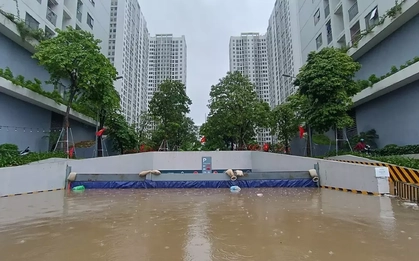 Nhiều khu chung cư Hà Nội thành "ốc đảo" sau mưa lớn, dân dựng đập ngăn nước tràn vào hầm
