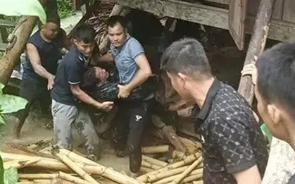 30 phút đào bớt đất cứu 2 cán bộ bị nhà sập đè khi đang giúp dân di dời