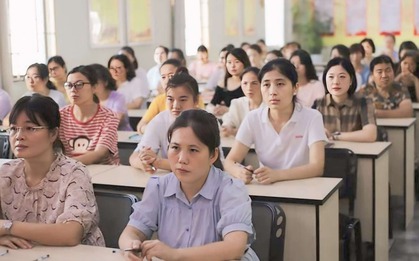 Nhìn chiếc quần bà mẹ mang đi họp phụ huynh, một người thốt lên: Đây là trường học, không phải vũ trường!