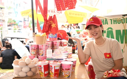 [CLIP] Bán 800 cốc mì, 500 quả trứng mỗi ngày diễu binh, cô gái còn tặng thêm “của nhà trồng được” cho khách hàng