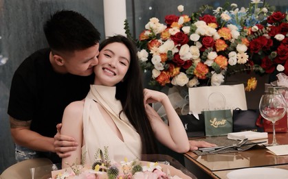 Quang Hải ôm eo, kề má thơm Chu Thanh Huyền cực tình gây sốt cõi mạng