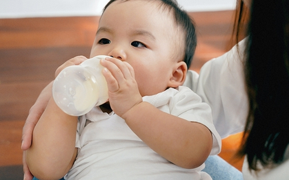 Sữa tươi hay sữa công thức: Mỗi loại có “vai trò” riêng, mẹ cần hiểu rõ để không chọn sai thời điểm