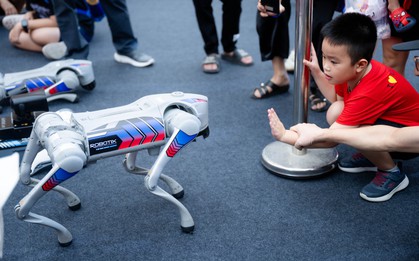 Người dân Hà Nội háo hức ngắm nhìn, "bắt tay" chó robot: Công nghệ tương lai xuất hiện ngay giữa Thủ đô