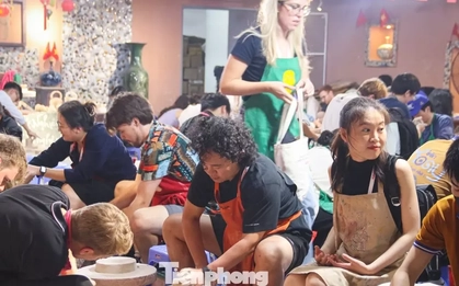 Phóng viên quốc tế ngỡ ngàng về gốm Bát Tràng