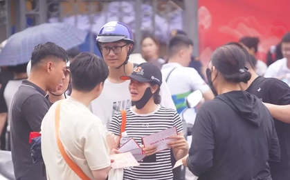 Nhận vé miễn phí tại Nhà hát Lớn xong bán với giá 1-2 triệu đồng