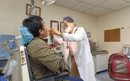 Phát hiện 2 bệnh ung thư cùng lúc nhờ khám đau họng, người đàn ông bị bác sĩ mắng vì 2 thói quen “tử thần”