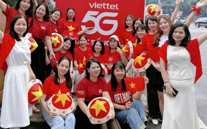 Du khách và giới trẻ lan toả không khí Quốc khánh với nón lá, quạt giấy
