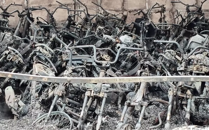 Cận cảnh hàng nghìn xe máy bị lửa thiêu rụi trong bãi xe dưới cầu Vĩnh Tuy