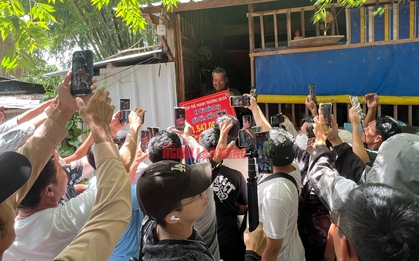Hàng chục ống kính điện thoại livestream bủa vây, ông Ba Minh sống thế nào?
