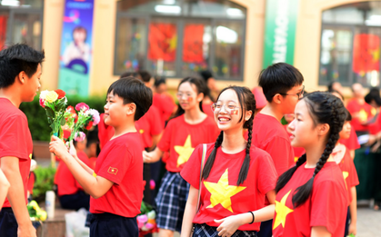 Sắc cờ hoa rực rỡ khắp sân trường, lớp học mừng đại lễ Quốc khánh 2/9