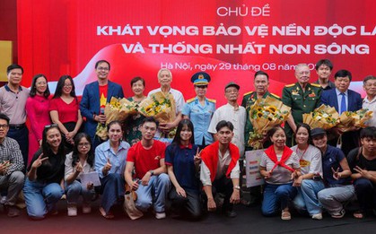 Lắng lòng nghe chuyện những anh hùng cách mạng kể tại Triển lãm “95 năm Cờ Đảng soi đường”