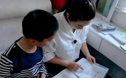 Giáo viên dạy kèm cho cặp sinh đôi, ngày 2 em đỗ cô bất ngờ bị kiện, phải trả lại toàn bộ học phí