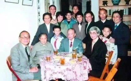 Không ai giàu 3 họ nhưng gia tộc này đã thịnh vượng tới 15 đời, sở hữu hàng nghìn BĐS: Luôn dạy con bí quyết “Tiền bạc là thứ giúp ích ít nhất”
