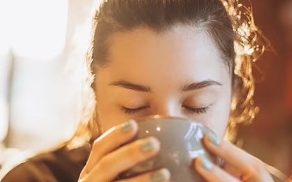 Vì sao trời nóng uống nước ấm có thể giúp hạ nhiệt?