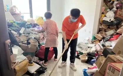 Bà lão U70 chi 7 tỷ mua sắm online, ngày ngày ngủ trong đống đồ ship vì “sợ bị mọi người vay tiền nên tiêu trước”