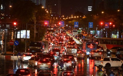Hình ảnh Hà Nội và TP.HCM sau cơn mưa "giải nhiệt": Gần nửa đêm đường Võ Chí Công vẫn tắc cứng, phố biến thành sông!