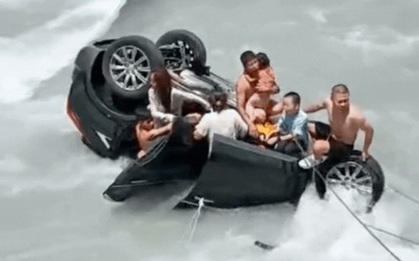 Nữ tài xế đạp nhầm chân ga khiến ô tô chở 7 người lao xuống sông