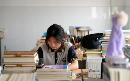 Nữ sinh 17 tuổi tự học trường làng nhưng đạt thành tích Toán cao hơn cả Tiến sĩ: 39 người viết thư tố cáo, kết quả thanh tra gây bất ngờ