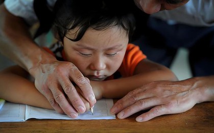 Cha mẹ càng nghèo càng hào phóng hai điều này: Kết quả gia đình kiệt quệ, con cái thiệt thòi!