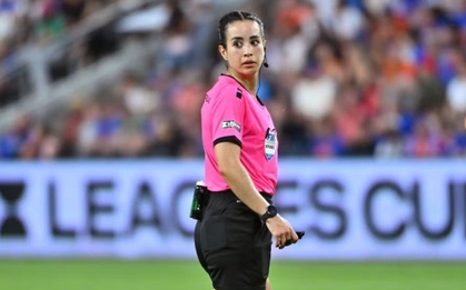 Nữ trọng tài xinh đẹp bị CĐV quá khích dọa giết, FIFA lên tiếng