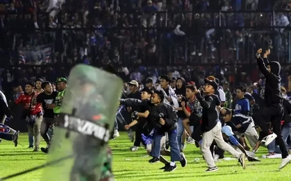CĐV không ngừng quậy phá khiến FIFA tiếp tục trừng phạt bóng đá Indonesia
