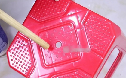 Mất 10 năm mới ngộ ra "bí ẩn" của lỗ nhỏ giữa ghế nhựa, rất thiệt cho người không biết