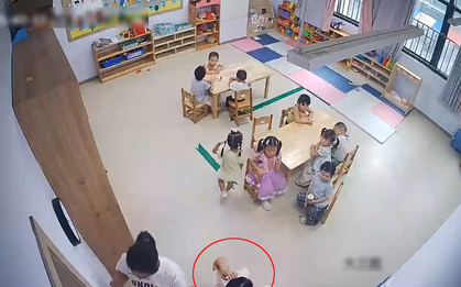 Mẹ bận đi làm, check camera lớp mẫu giáo con học rồi bật khóc khi chứng kiến hành động của giáo viên