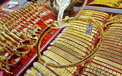 Giá vàng cao chót vót, động thái lạ của các công ty vàng