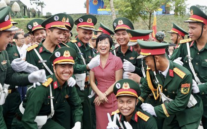 MC Thảo Vân khui trúng "sít rịt" khi đứng giữa dàn chiến sĩ 1m8 đang tập luyện A80