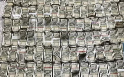 Đột kích nhà kỹ sư hạ tầng nông thôn lương 600.000 đồng/tháng sắp nghỉ hưu, tịch thu 44,8 tỷ tiền mặt chất đống như gạch, nghi phạm tung tiền qua cửa sổ để tẩu tán