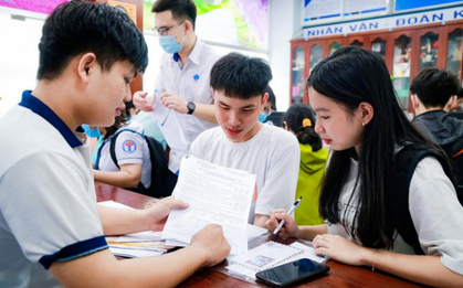 Học phí tăng, cha mẹ nghẹn ngào khuyên con tạm gác giấc mơ đại học