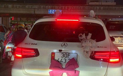 Cảnh sát giao thông truy tìm chủ ô tô gắn nơ hồng, cố tình che biển số