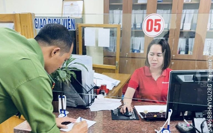 Cụ bà 76 tuổi mang 1 mẩu giấy và 100 triệu đồng tiền tiết kiệm đến ngân hàng để chuyển khoản: Nhân viên Agribank lập tức liên hệ công an đến làm việc