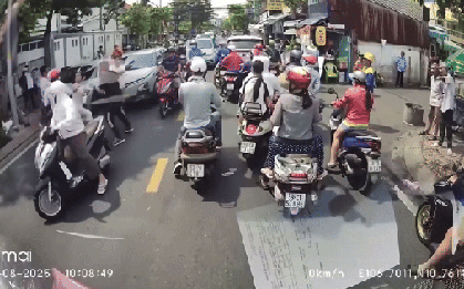 2 ô tô dừng chình ình giữa đường, 4 người lao vào đánh nhau ở TP.HCM: Công an mời làm việc ngay lập tức