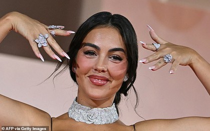 Vợ sắp cưới của Ronaldo khoe nhẫn đính hôn kim cương 79 tỷ, chiếm trọn spotlight giữa thảm đỏ LHP Venice