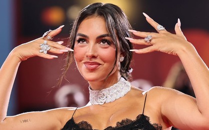Bạn gái Ronaldo bị chê cười