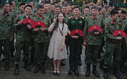 Quỳnh Anh - vợ Duy Mạnh lên đồ tiểu thư chụp ảnh với chiến sĩ A80, thế này làm gì còn bị chê mặc xấu