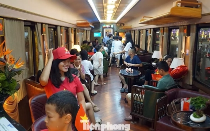 Du khách thích thú trải nghiệm tàu 5 sao Hà Nội - Hải Phòng