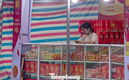 Bánh trung thu "đổ bộ" khắp phố, tưởng không ế mà... ế không tưởng