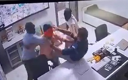 Nhóm người lao vào bệnh viện, tát bác sĩ 11 cái trong 6 giây