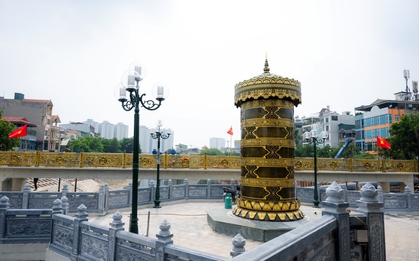 Đập dâng sông Tô Lịch dần hoàn thiện, xuất hiện bảo tháp vàng gây chú ý
