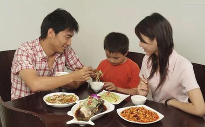 Cha mẹ hay nói 5 câu này trên bàn ăn chẳng khác nào đẩy đời con vào "ngõ cụt"