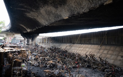 Cận cảnh cầu Vĩnh Tuy sau vụ cháy kinh hoàng 500 xe máy: Xác xe nằm la liệt, bê tông bong tróc lộ thép