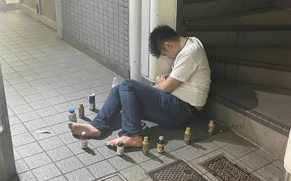 Cảnh tượng vòng tròn kỳ lạ bằng chai nước bao quanh những người say rượu ở Nhật: Không ngờ lý do phía sau cực nhân văn