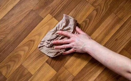Sàn gỗ sạch bong kin kít chỉ sau vài phút nếu bạn biết dùng thứ này để lau