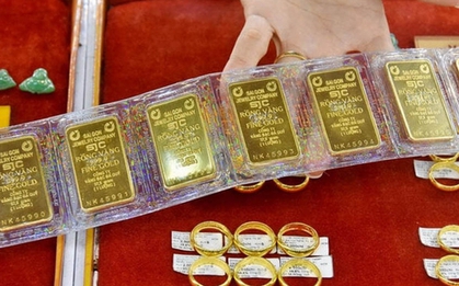 Giá vàng tăng thì sợ đu đỉnh, giá giảm lại chờ bắt đáy, người phụ nữ thừa nhận: "Vì suy nghĩ đó mà đến nay chưa có một chỉ vàng nào"