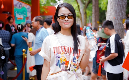 Đi xem diễu binh, diễu hành A80, Gen Z thích thú check-in với chiếc “chai nước yêu nước” của La Vie