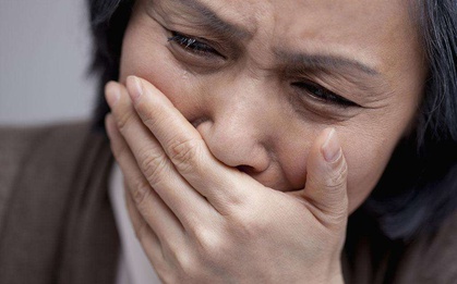Bà mẹ U60 ôm mặt khóc nức nở: "Chỉ vì một câu nói trong phiên tòa 20 năm trước, tôi đã phá nát tâm hồn con gái mình"