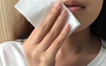 Phát hiện giấy ăn tại 1 quán ăn đắt khách chứa chất cấm gây ung thư, rối loạn nội tiết